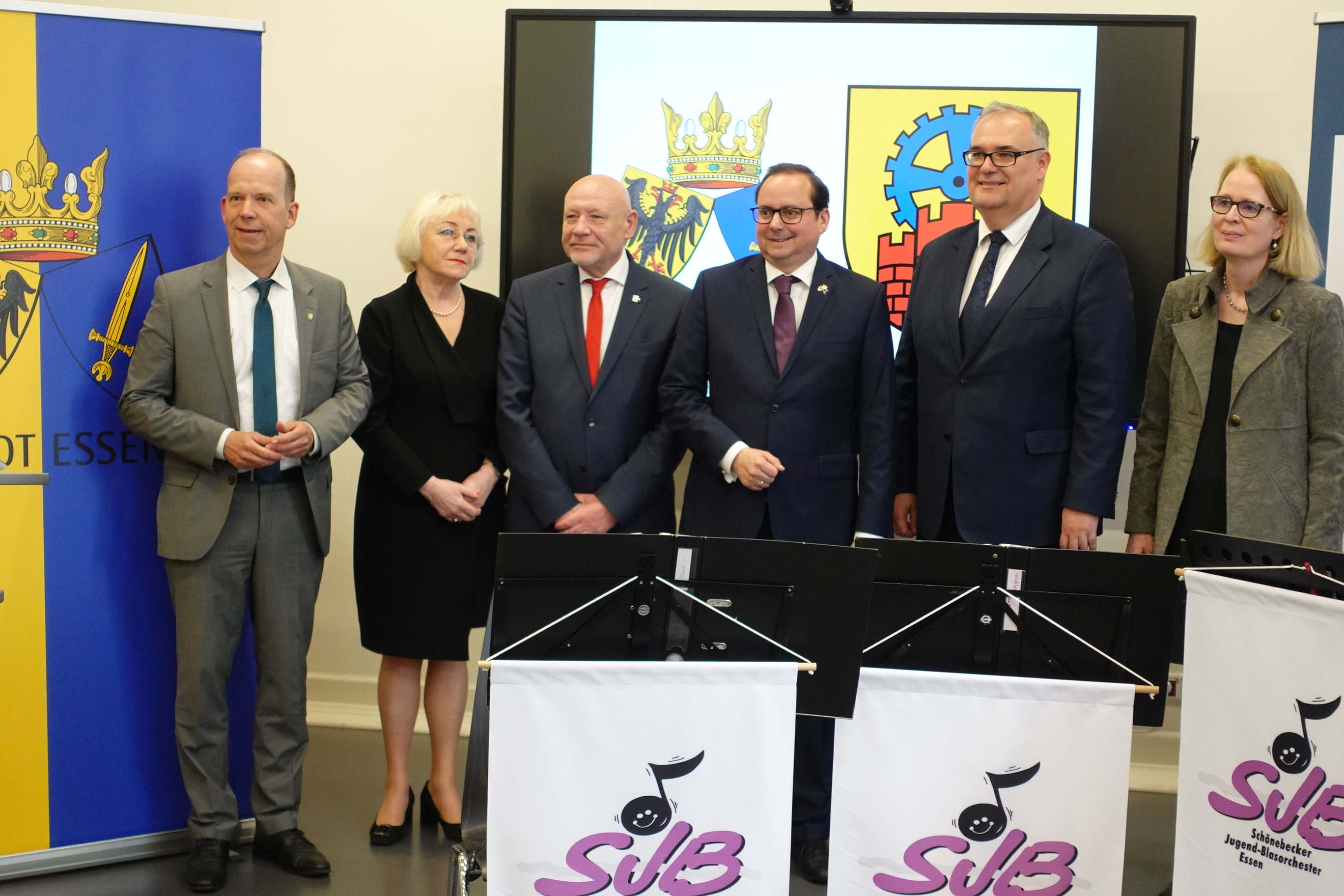v.l.: Heiko Hendriks (Landesbauftragter NRW), Dr. Veronika Grabe (Politologin), Damian Spielvogel (LM Schlesien/Vertrauensmann Heimatkreis Hindenburg OS), Thomas Kufen (Oberbürgermeister Essen), Krzysztof Lewandowski (stellv. Stadtpräsident Zabrze), Dr. C